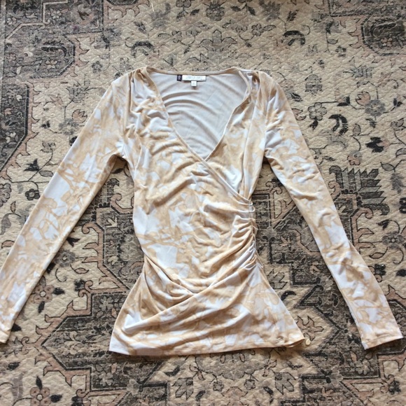 Jennifer Lopez beige top - Picture 1 of 3